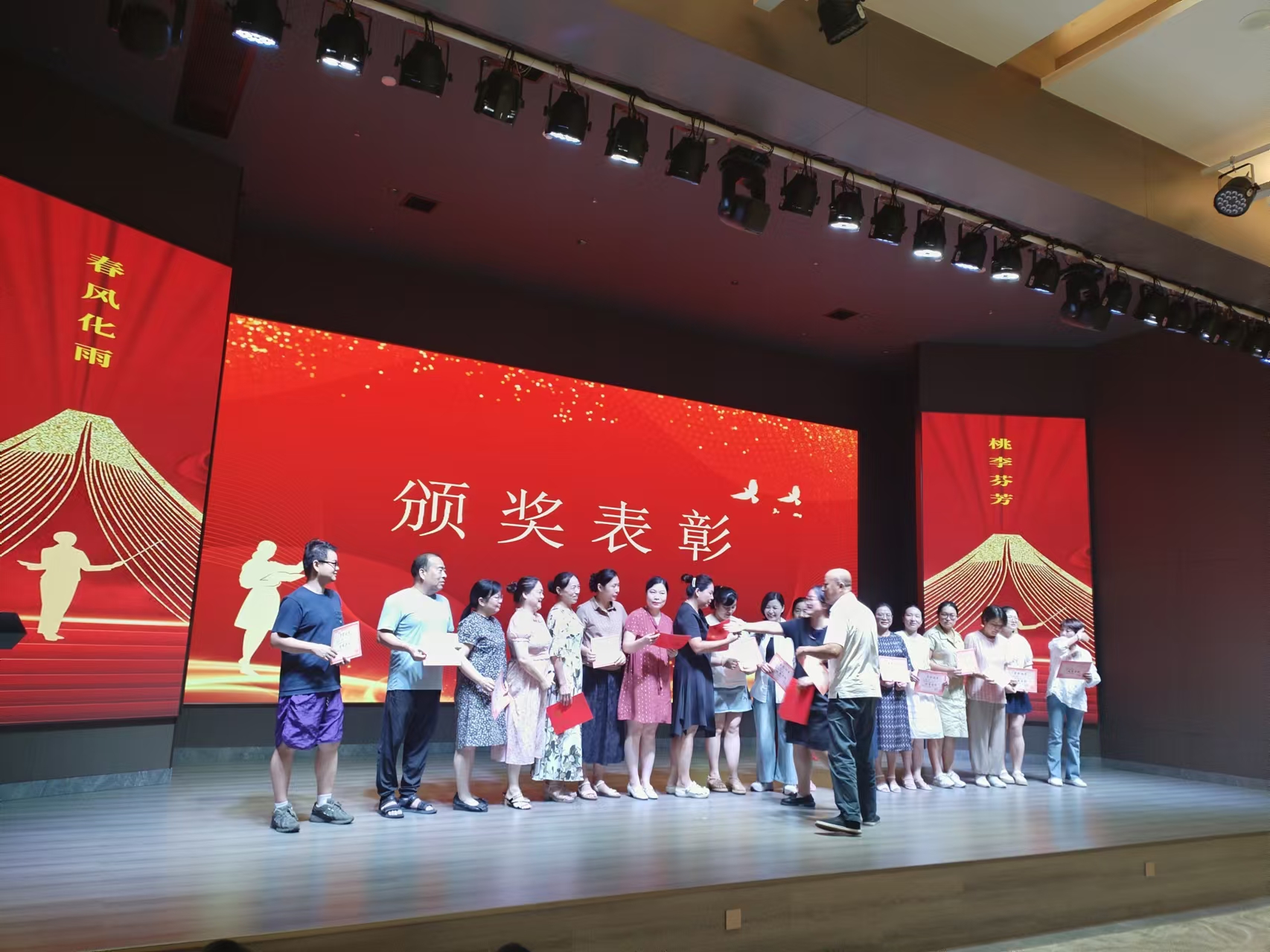 9月10日，曙光学校教师节文艺晚会在米兰网页版-米兰MILAN(中国)
溢香园酒店举办